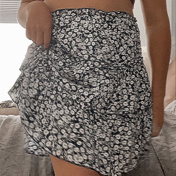 Floral wavey navy blue skirt - Picture 3 of 3